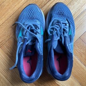 Mizuno active sneakers size 7